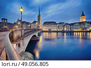 view on Fraumunster Church and Church of St. Peter at night, Zurich, Switzerland. Стоковое фото, агентство Ingram Publishing / Фотобанк Лори