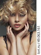 Closeup portrait of a lady with curly haisrtyle. Стоковое фото, агентство Ingram Publishing / Фотобанк Лори