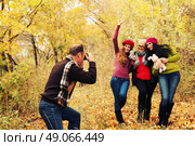 man photographer his family outdoors. Стоковое фото, агентство Ingram Publishing / Фотобанк Лори