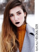 Close up fashion portrait of alluring woman model with luxury fashion make-up, dark black lips makeup, perfect skin and long ombre hair. Trends colors, marsala wine color lipstick, eyebrows, sexy hair. Стоковое фото, агентство Ingram Publishing / Фотобанк Лори