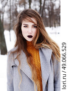 Close up fashion portrait of alluring woman model with luxury fashion make-up, dark black lips makeup, perfect skin and long ombre hair. Trends colors, marsala wine color lipstick, eyebrows, sexy hair. Стоковое фото, агентство Ingram Publishing / Фотобанк Лори