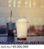 Vanilla frappe with plastic straw. Стоковое фото, агентство Ingram Publishing / Фотобанк Лори