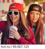 Two lovely girls hanging out. Стоковое фото, агентство Ingram Publishing / Фотобанк Лори