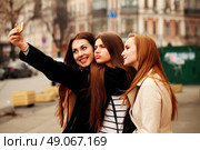 Girl taking a selfie with friends. Стоковое фото, агентство Ingram Publishing / Фотобанк Лори