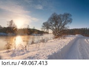Sunny winter morning on a river Svisloch, Belarus. Стоковое фото, агентство Ingram Publishing / Фотобанк Лори