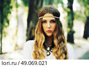Fashion portrait of beautiful hippie young woman wearing boho chic clothes and summer hat outdoors. Soft warm vintage color tone. Artsy bohemian style. Стоковое фото, агентство Ingram Publishing / Фотобанк Лори