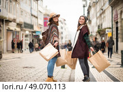 Trendy young women shopping in the city. Стоковое фото, агентство Ingram Publishing / Фотобанк Лори