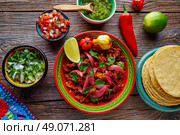 Cochinita Pibil Mexican platillo food with red onion and coriander. Стоковое фото, агентство Ingram Publishing / Фотобанк Лори