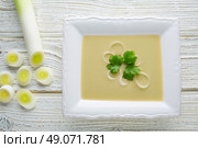 vichyssoise cream soup with leeks on white wood table. Стоковое фото, агентство Ingram Publishing / Фотобанк Лори