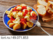 Tapas Patatas Bravas potatoe fries with tomato and mayonaise from Spain. Стоковое фото, агентство Ingram Publishing / Фотобанк Лори