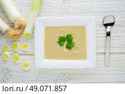 vichyssoise cream soup with leeks on white wood table. Стоковое фото, агентство Ingram Publishing / Фотобанк Лори