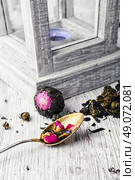 Several types of leaf tea light on a bright wooden background.Photo in high key. Varieties of teas. Стоковое фото, агентство Ingram Publishing / Фотобанк Лори
