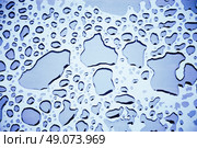 Blue water drops background texture. Стоковое фото, агентство Ingram Publishing / Фотобанк Лори
