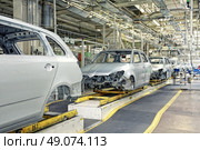 assembled cars in a row at car plant. Стоковое фото, агентство Ingram Publishing / Фотобанк Лори