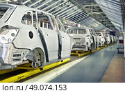 assembled cars in a row at car plant. Стоковое фото, агентство Ingram Publishing / Фотобанк Лори