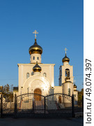 Церковь Преображения Господня (Преображенская церковь), посёлок Палатка, Магаданская область, Россия. Красивая белая церковь с золотыми куполами. Архитектурная достопримечательность. Русская православная церковь в Сибири и на Дальнем Востоке России. Стоковое фото, фотограф Андрей Степанов / Фотобанк Лори
