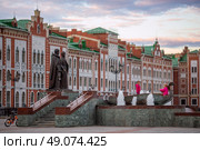 Памятник Петру и Февронии Муромским, Город Йошкар-Ола, Республика Марий Эл, Россия. Скульптурная композиция «Святые благоверные Пётр и Феврония Муромские», установленная на Патриаршей площади. Перед скульптурой фонтаны. В бронзовой лодке играют дети. На фоне красивые дома. Архитектурные и туристические достопримечательности Йошкар-Олы. Редакционное фото, фотограф Андрей Степанов / Фотобанк Лори