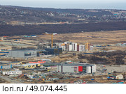 Город Магадан, Магаданская область, Россия. Вид сверху на торговый комплекс «Молл&Море», спорткомплекс «Президентский» и строительную площадку. Вдали ведётся строительство жилого комплекса «Гороховое поле». Строительство в Сибири и на Дальнем Востоке России. Редакционное фото, фотограф Андрей Степанов / Фотобанк Лори