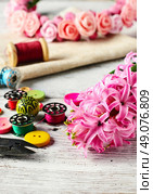 Pink hyacinth and tools for making jewelry for spring. Hyacinth thread decoration. Стоковое фото, агентство Ingram Publishing / Фотобанк Лори