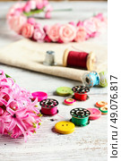 Pink hyacinth and tools for making jewelry for spring. Hyacinth thread decoration. Стоковое фото, агентство Ingram Publishing / Фотобанк Лори