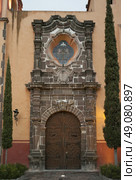 Entrance doorway of a church San Miguel de Allende, Guanajuato, Mexico. Стоковое фото, агентство Ingram Publishing / Фотобанк Лори