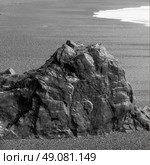 Rock formation on beach, Pacific Rim National Park Reserve, Tofino, Vancouver Island, British Columbia, Canada. Стоковое фото, агентство Ingram Publishing / Фотобанк Лори
