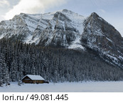 Lodge with mountains in winter snow, Lake Louise, Banff National Park, Alberta, Canada. Стоковое фото, агентство Ingram Publishing / Фотобанк Лори