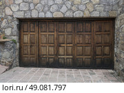 Wooden entrance doors of a building, Zona Centro, San Miguel de Allende, Guanajuato, Mexico. Стоковое фото, агентство Ingram Publishing / Фотобанк Лори