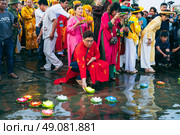 Launching a floating lotus-shaped flashlight into the water by the Cham people in honor of the goddess Ponagar at a Buddhist festival. NHA Trang, Vietnam - April 17th, 2025. Редакционное фото, фотограф Корчагина Анастасия / Фотобанк Лори