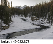 Stream flowing in snow covered valley in winter, Emerald Lake, Yoho National Park, British Columbia, Canada. Стоковое фото, агентство Ingram Publishing / Фотобанк Лори