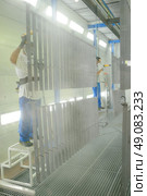 Men cleaning metal grid. Стоковое фото, агентство Ingram Publishing / Фотобанк Лори