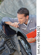 Mechanic assessing car. Стоковое фото, агентство Ingram Publishing / Фотобанк Лори