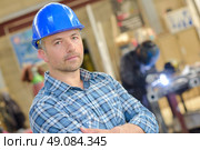 Portrait of man wearing hardhat, arms crossed. Стоковое фото, агентство Ingram Publishing / Фотобанк Лори