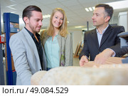 Couple looking at roof tiles with the shop rep. Стоковое фото, агентство Ingram Publishing / Фотобанк Лори