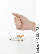Hand crushing cigarettes. Стоковое фото, агентство Ingram Publishing / Фотобанк Лори