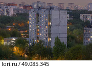 Панельный двенадцатиэтажный дом серии П-46 в СЗАО вечером. Стоковое фото, фотограф Всеволод Чуванов / Фотобанк Лори
