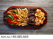 Mexican combo beef and chicken fajitas with shrimp. Стоковое фото, агентство Ingram Publishing / Фотобанк Лори