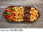 Mexican combo beef and chicken fajitas with shrimp. Стоковое фото, агентство Ingram Publishing / Фотобанк Лори