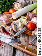 Meat on a skewer. Raw pieces of beef threaded on skewers for kebabs. Стоковое фото, агентство Ingram Publishing / Фотобанк Лори