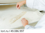 Dusting a baguette with flour. Стоковое фото, агентство Ingram Publishing / Фотобанк Лори