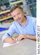 Portrait of man writing. Стоковое фото, агентство Ingram Publishing / Фотобанк Лори