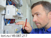 Checking a fusebox is working. Стоковое фото, агентство Ingram Publishing / Фотобанк Лори