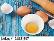 Eggs and egg yolk on a blue wooden background. Стоковое фото, агентство Ingram Publishing / Фотобанк Лори