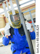welder doing his work. Стоковое фото, агентство Ingram Publishing / Фотобанк Лори