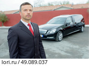 Portrait of funeral director in front of hearse. Стоковое фото, агентство Ingram Publishing / Фотобанк Лори
