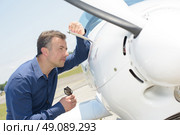 Man checking aircraft. Стоковое фото, агентство Ingram Publishing / Фотобанк Лори