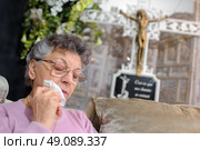 elderly woman weeping. Стоковое фото, агентство Ingram Publishing / Фотобанк Лори