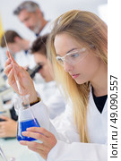 Yound lady holding erlenmeyer flask. Стоковое фото, агентство Ingram Publishing / Фотобанк Лори