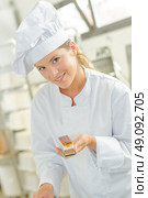 Baker holding one of her desserts. Стоковое фото, агентство Ingram Publishing / Фотобанк Лори