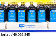Оливковое масло De Cecco в бутылках для продажи в супермаркете. Различные бутилированные оливковые масла. Редакционное фото, фотограф FotograFF / Фотобанк Лори